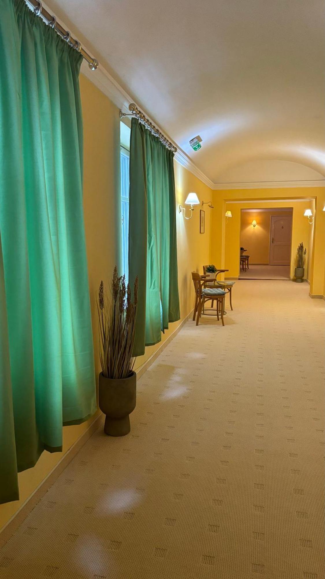 Korona Hotel Ньїредьгаза Екстер'єр фото
