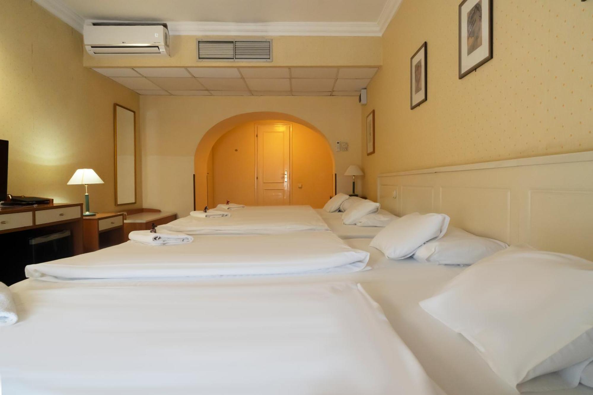 Korona Hotel Ньїредьгаза Екстер'єр фото
