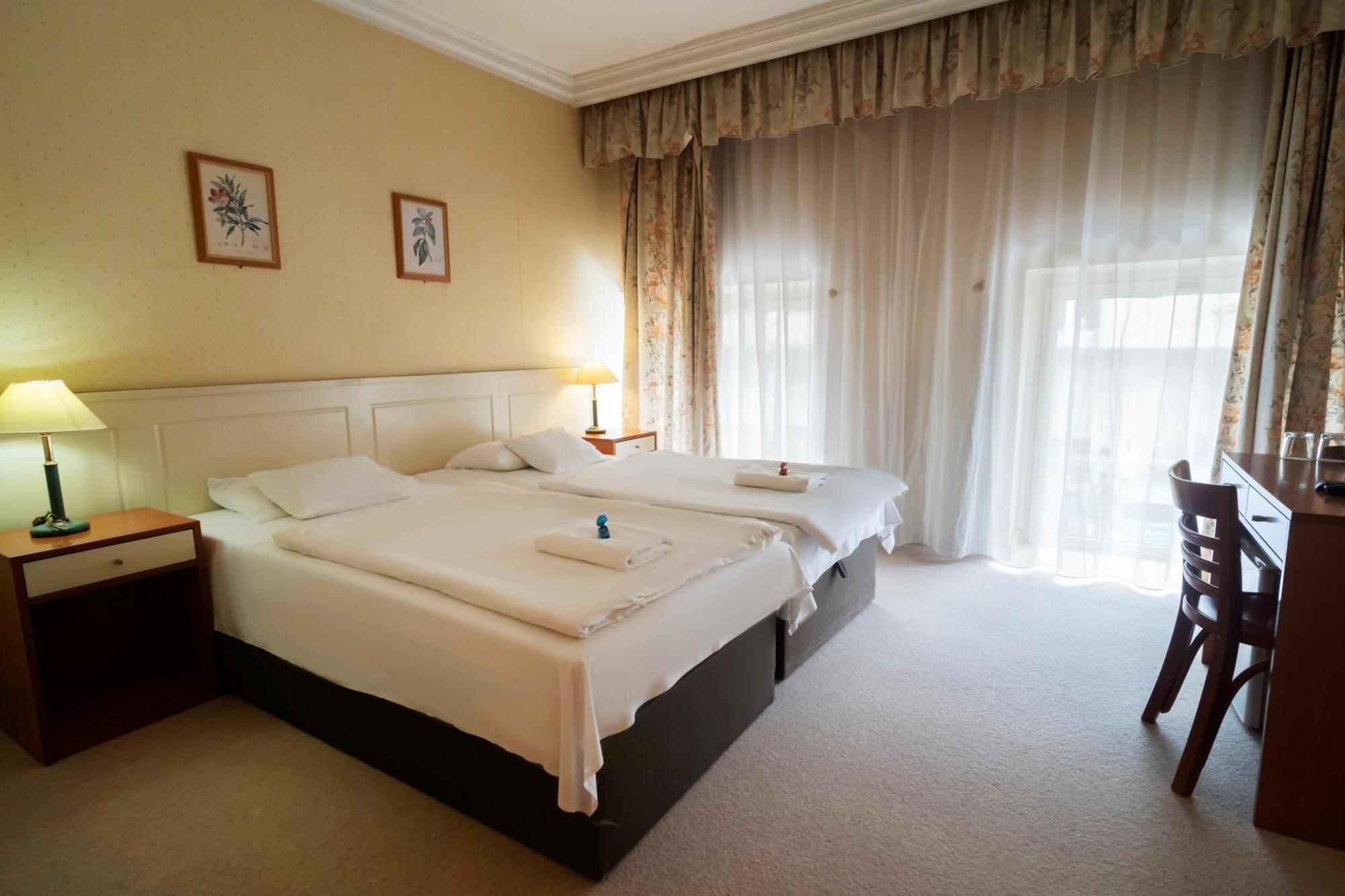 Korona Hotel Ньїредьгаза Екстер'єр фото