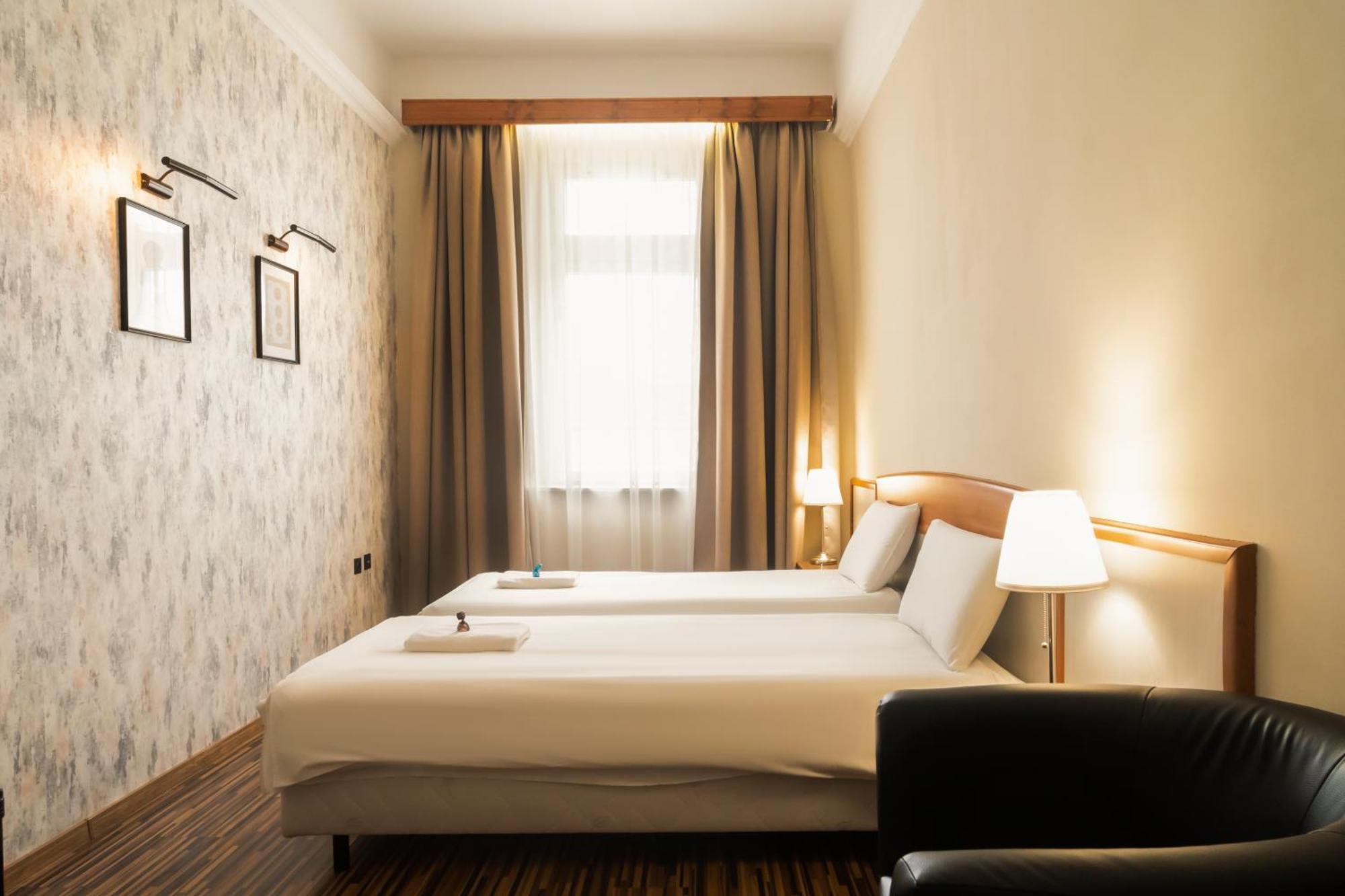 Korona Hotel Ньїредьгаза Екстер'єр фото
