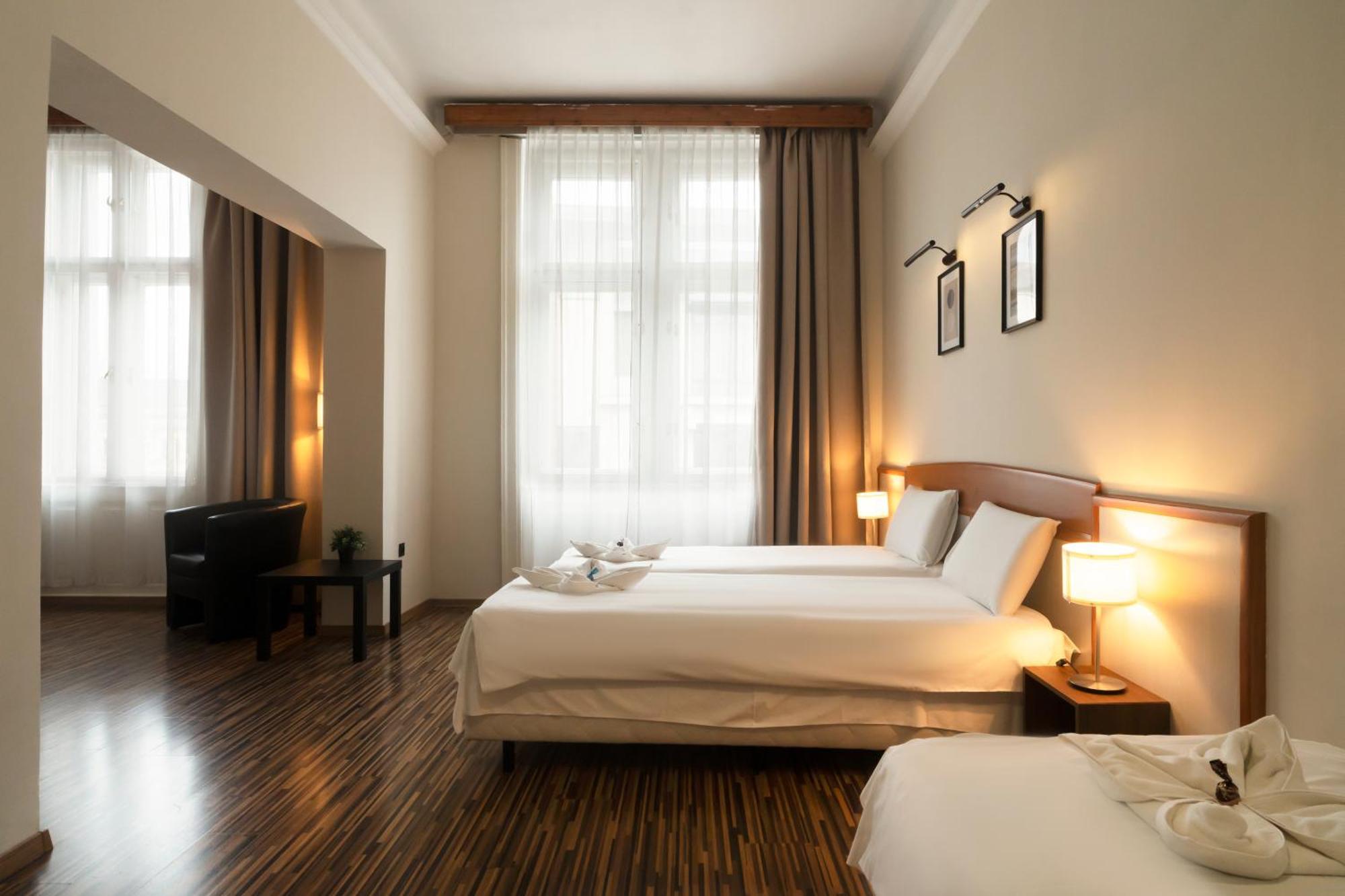 Korona Hotel Ньїредьгаза Екстер'єр фото