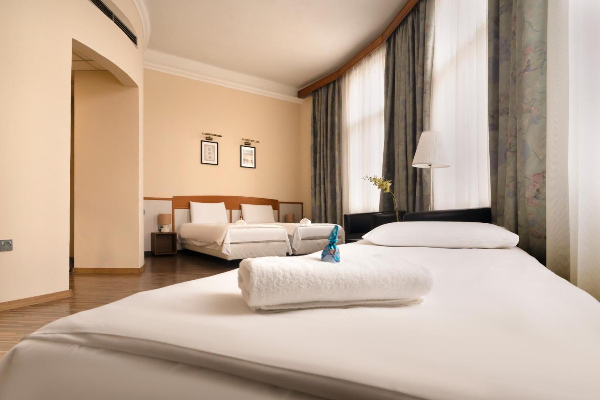 Korona Hotel Ньїредьгаза Екстер'єр фото