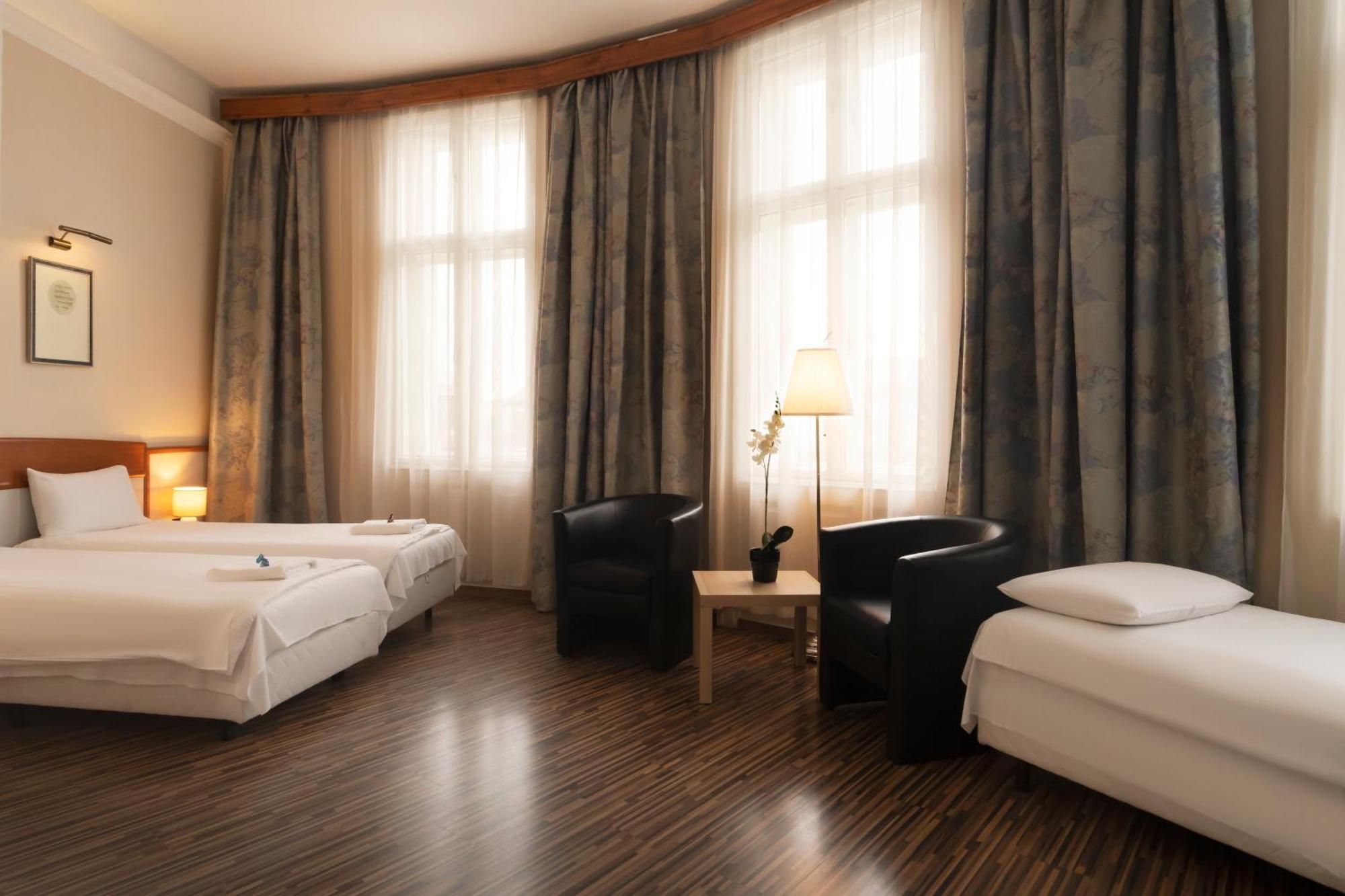 Korona Hotel Ньїредьгаза Екстер'єр фото