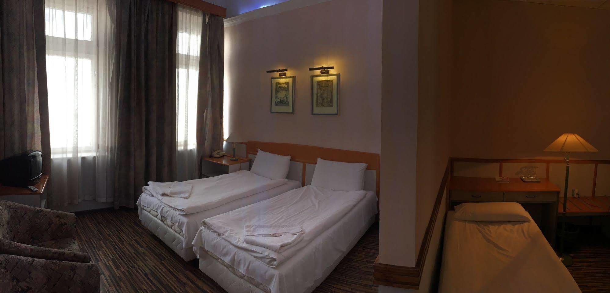 Korona Hotel Ньїредьгаза Екстер'єр фото