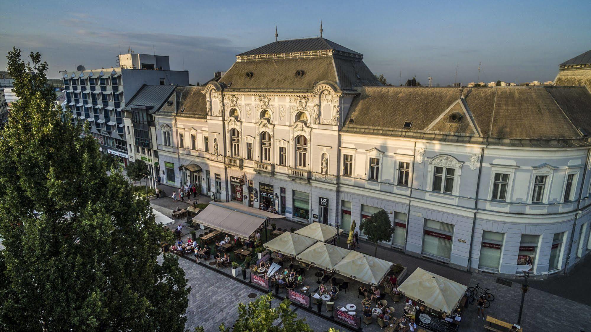 Korona Hotel Ньїредьгаза Екстер'єр фото
