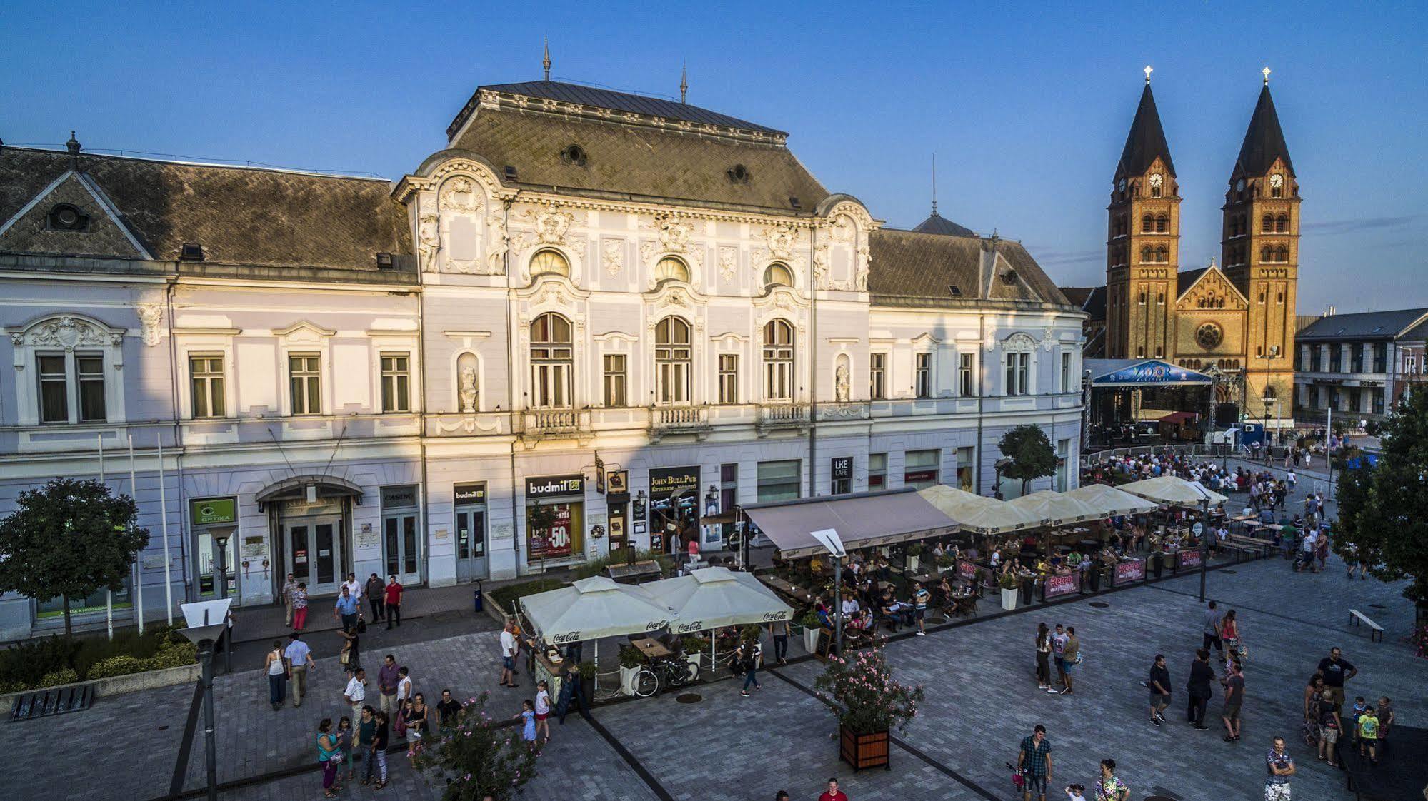 Korona Hotel Ньїредьгаза Екстер'єр фото